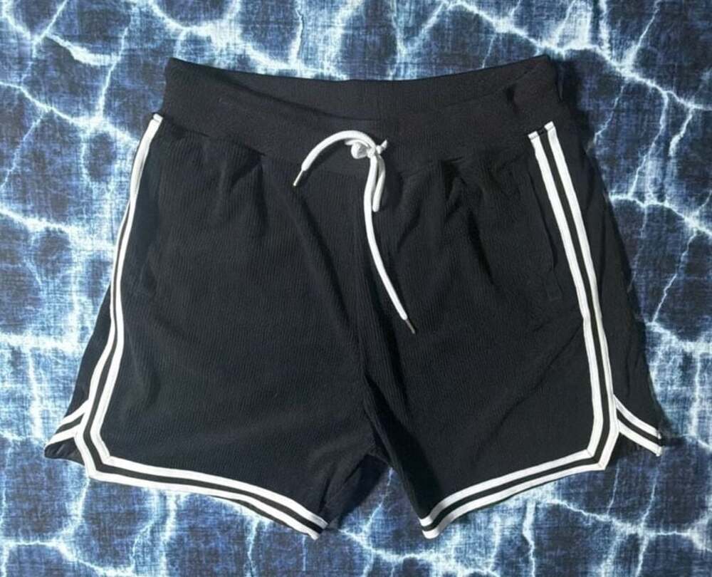 Mitchell & Ness Retro Mesh Basketball Shorts with Contrast Piping
